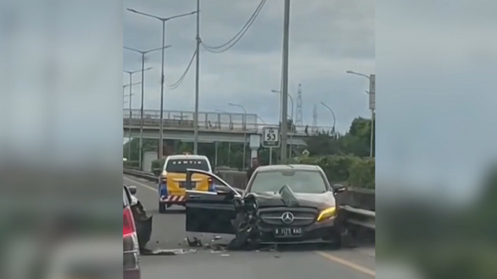 Pengemudi Lansia Diduga Menderita Demensia Lawan Arus Tol Jorr