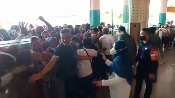 Abai Prokes, Ratusan Warga Desak-desakan Buat e-KTP di Cirebon