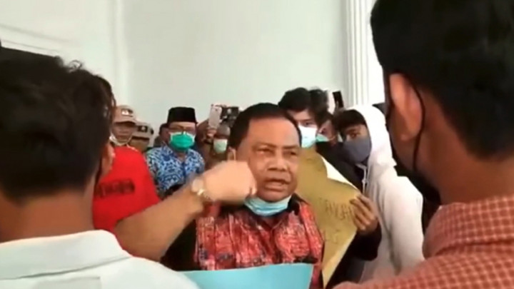 Emosi, Wakil Ketua DPRD Labuhanbatu Selatan Ajak Ribut Pendemo