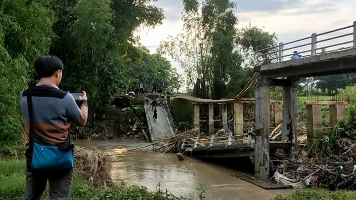 Jembatan Penghubung Antar Desa di Lamongan Ambruk Diterjang Banjir Bandang