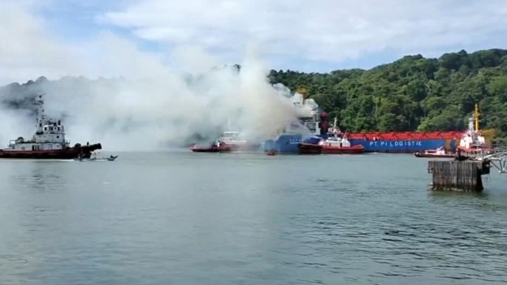 Kapal Kargo yang Bersandar di Pelabuhan Tanjung Intan Terbakar