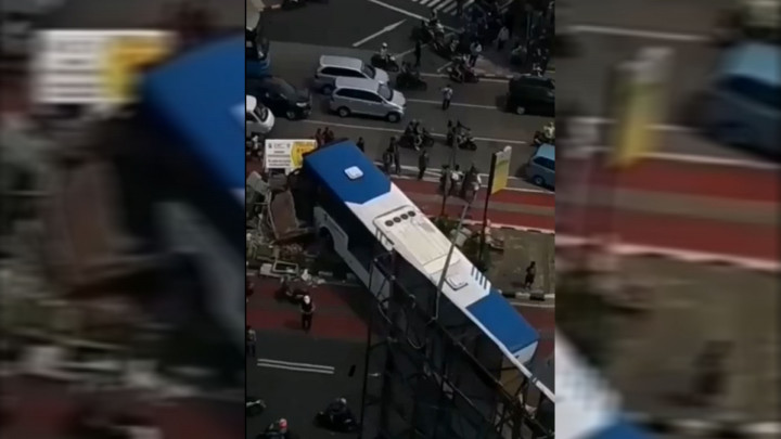Bus Transjakarta Tabrak Pos Polisi di PGC Jaktim hingga Ambruk