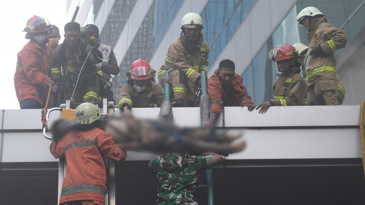Detik-detik Penyelamatan Korban Kebakaran Gedung Cyber