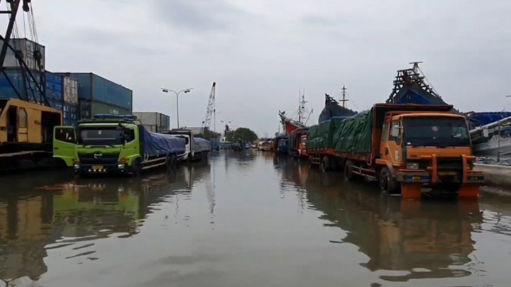 Banjir Rob Rendam Pelabuhan Sunda Kelapa, Bongkar Muat Barang Terganggu