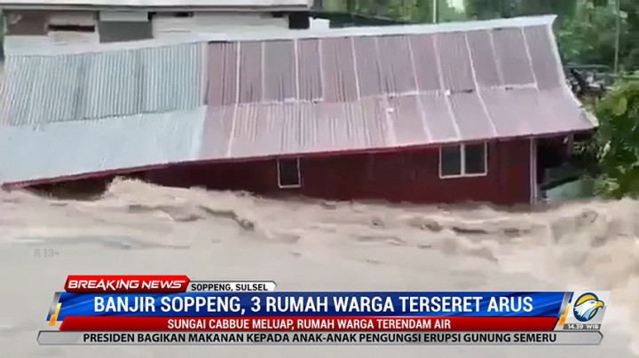 Detik-detik Rumah Warga Terseret Banjir Hingga Hancur di Soppeng Sulsel