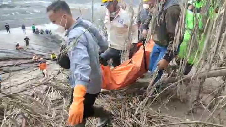 Detik-detik Evakuasi Jenazah Kakek dan Cucu Korban Erupsi Semeru