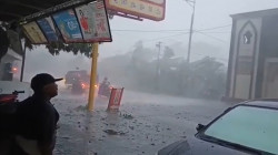 Cuaca Ekstrem, Hujan Lebat Angin Kencang Putus Akses Jalan Kediri-Jombang