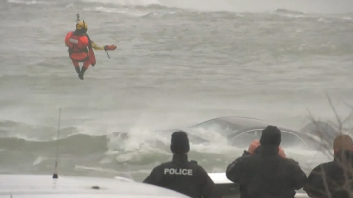 Mobil Terjun ke Niagara, Seorang Perempuan Terjebak di Dalamnya