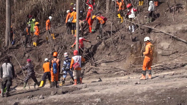 Pencarian Hari Ketujuh Korban Erupsi Semeru, Tim SAR Temukan Potongan Celana & Uang
