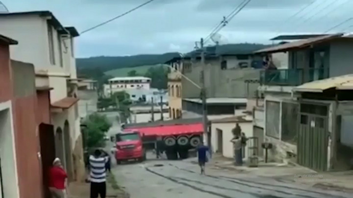 Rem Blong, Truk Meluncur Mundur Tabrak Satu Rumah Warga