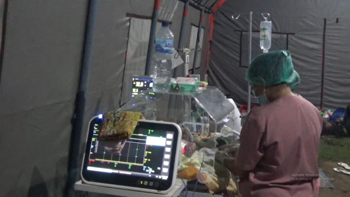 Terdampak Gempa NTT, 5 Bayi Ini Terpaksa Dirawat di Tenda Darurat