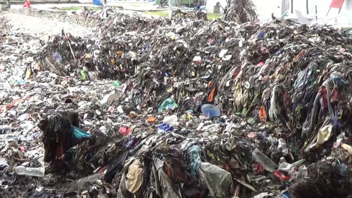 Banjir Rob yang Menerjang Polewali Mandar Menyisakan Tumpukan Sampah