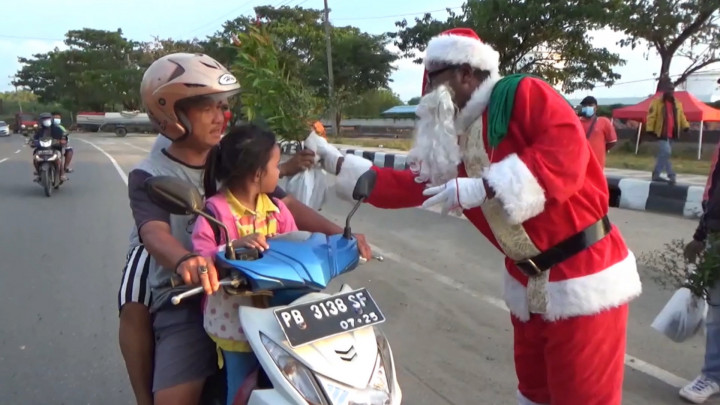 Peduli Lingkungan, Santa Claus di Papua Barat Bagikan Tanaman