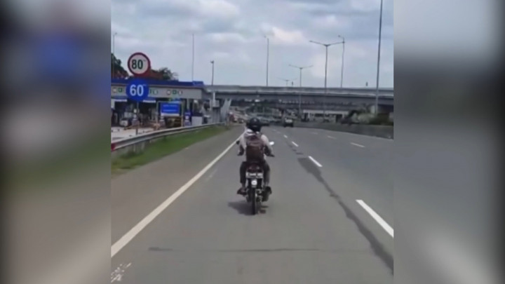 Jangan Ditiru! Aksi Berbahaya Pemotor Masuk Jalan Tol