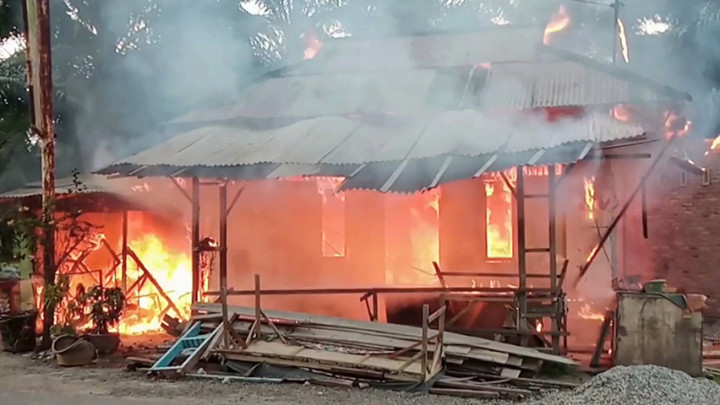 Pegawai Koperasi Bakar Rumah Nasabah saat Tagih Utang