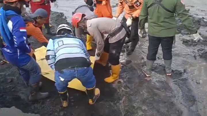 Tim Gabungan Temukan Potongan Tubuh Manusia Korban Erupsi Semeru