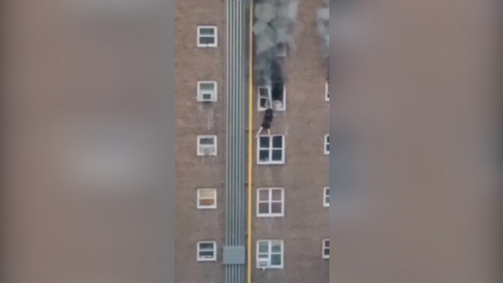 Selamatkan Diri dari Kebakaran, Dua Remaja Keluar dari Jendela Lantai 5