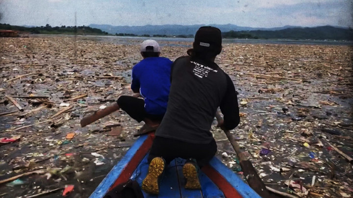 Miris! Lautan Sampah Rumah Tangga di Waduk Jati Gede