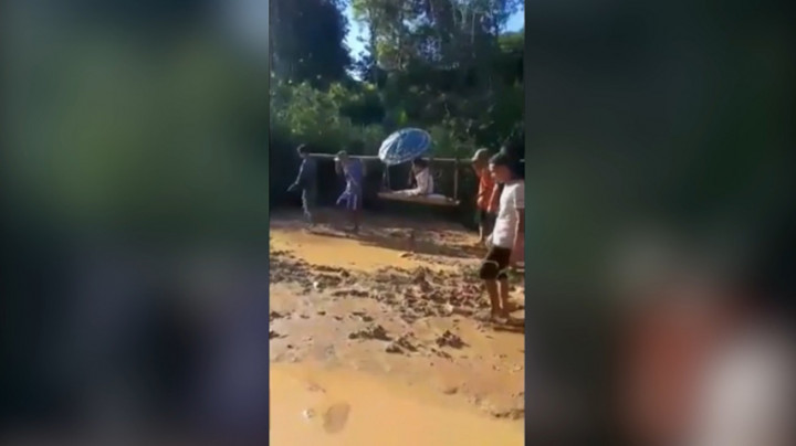 Akibat Jalan Rusak, Warga Sakit di Kalbar Terpaksa Ditandu Belasan KM ke Puskesmas