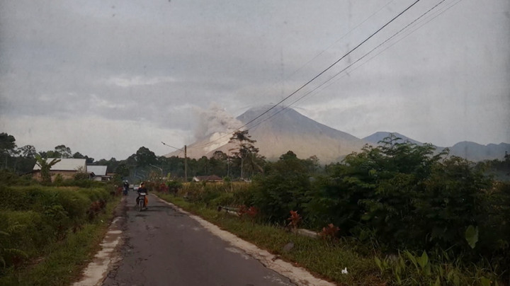 Waspada, Semeru Kembali Keluarkan Awan Panas Guguran