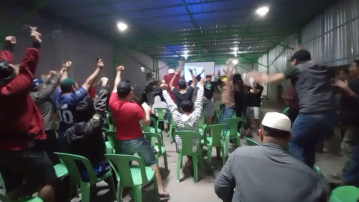 Sorak Sorai Keluarga Pemain Timnas saat Nobar Indonesia Vs Singapura