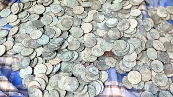 Warga Polewali Mandar Temukan Ribuan Keping Uang Kuno Diduga Peninggalan Abad ke-18