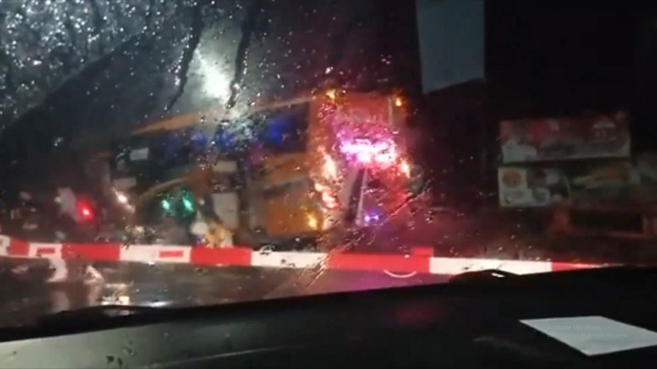 Bus Nekat Terobos Palang Perlintasan Kereta, Penumpang Berhamburan Keluar