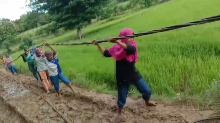 Demi Desanya Teraliri Listrik, Emak-emak di Sumenep Rela Gotong Kabel