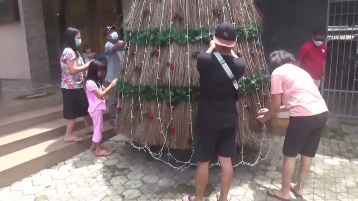 Unik, Pohon Natal di Gembong Terbuat dari Sapu Lidi