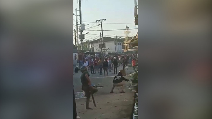 Video Amatir Tawuran di Belawan, Dua Kelompok Remaja Saling Lempar Batu dan Botol