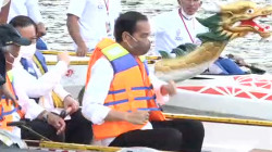 Jokowi Naik Perahu Kelilingi Bendungan Ladongi