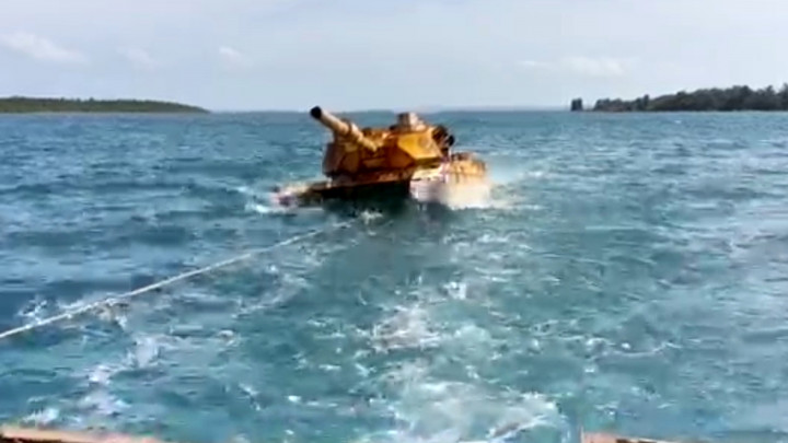 TNI AL Evakuasi Benda Mirip Kendaraan Tempur di Perairan Natuna