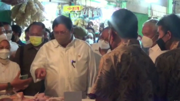 Tekan Lonjakan Harga, Menko Airlangga Sidak Pasar Tradisional