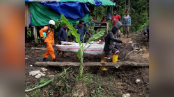 Detik-detik Evakuasi 4 Korban Kecelakaan Helikopter di Papua