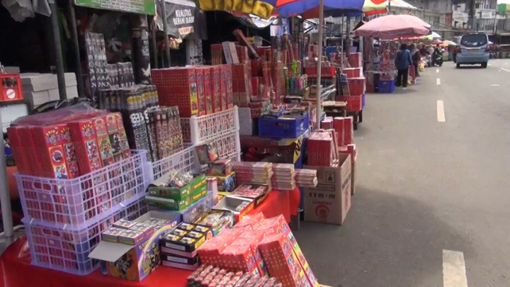 Pedagang Kembang Api Keluhkan Sepinya Penjualan