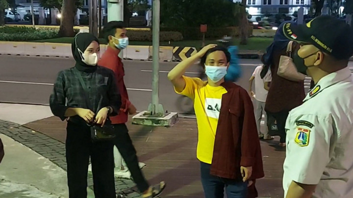 Tak Ada Perayaan Tahun Baru, Pengunjung Monas Dibubarkan Petugas