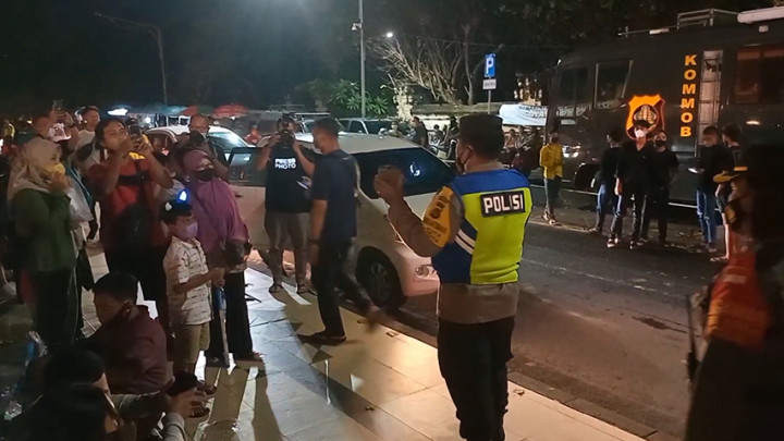 Warga Makassar Padati Pantai Losari, Polisi di Bali Sibuk Bubarkan Kerumunan