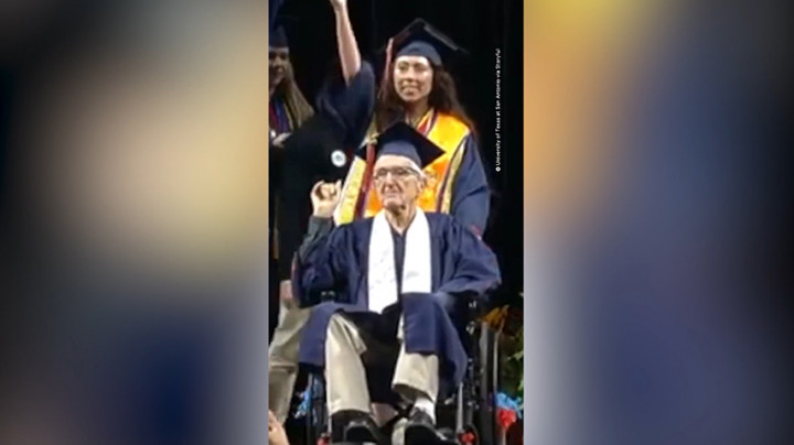 Inspiratif! Kakek di AS Raih Gelar Sarjana Bersama Cucu