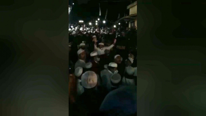 Detik-detik Polisi Pukul Mundur Pendukung Bahar bin Smith