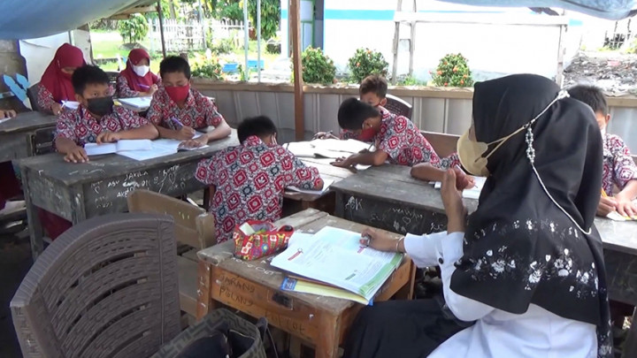 Sekolah Rusak Akibat Gempa, PTM 100% di Majene Digelar di Tenda Darurat