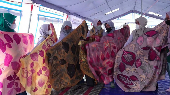 Hilangkan Jenuh, Puluhan Pengungsi Semeru Latihan Membatik