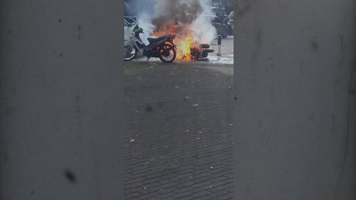 Tak Terima Ditilang, Seorang Pria Nekat Bakar Motornya Sendiri