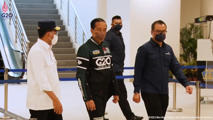 Tinjau Persiapan MotoGP 2022, Jokowi Pakai Jaket Bertema G20 Buatan Lokal