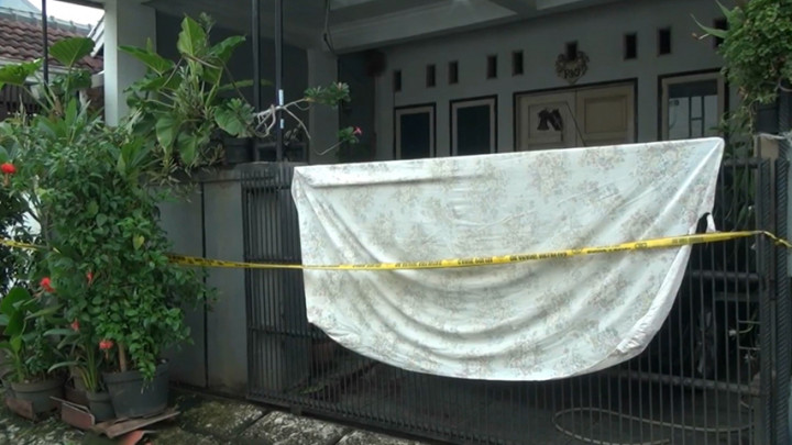 Seorang Perempuan Ditemukan Meninggal di Teras Rumahnya Tanpa Pakaian