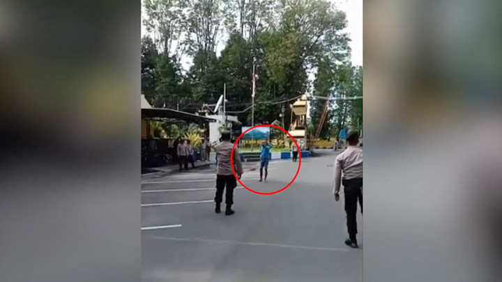 Viral! Diduga Gangguan Jiwa, Pria Acungkan Sajam di Polres Lumajang