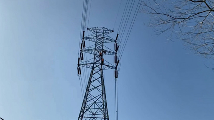 Diduga Depresi, Seorang Perempuan Nekat Panjat Sutet di Pekanbaru