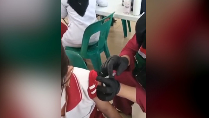 Viral! Video Sejumlah Pelajar SD Diduga Disuntikan Vaksin Kosong