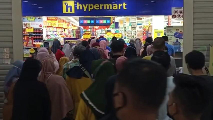 Ibu-ibu di Bengkulu Rela Berebut dan Berdesakan Demi Minyak Goreng Rp14.000/liter