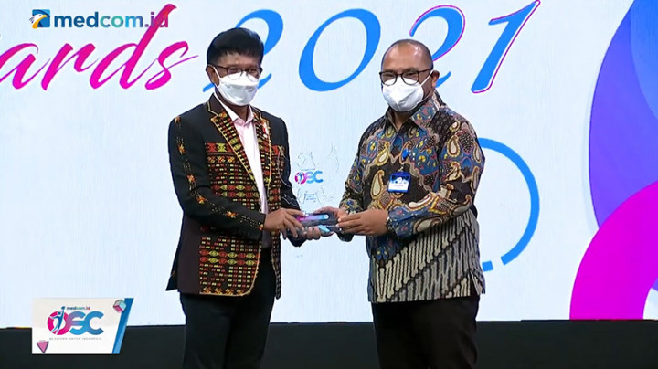 Penyerahan Plakat Penghargaan Semangat Pendidikan untuk Indonesia