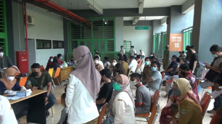 Antrean Membludak, Ratusan Warga di Bekasi Gagal Vaksin Booster